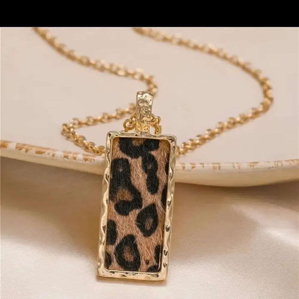 Leopard Rectangle Necklace - Picture 5 of 5